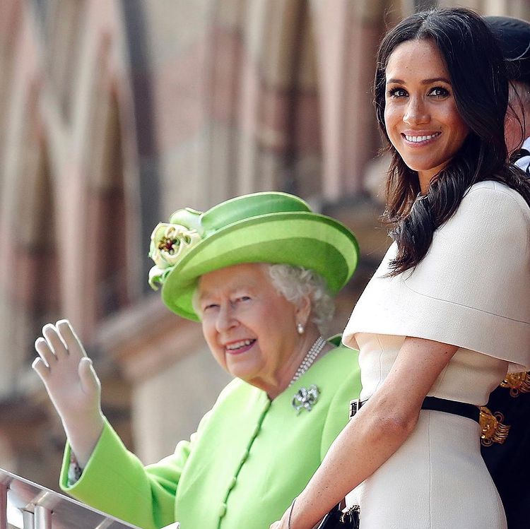 Kráľovná Alžbeta a Meghan