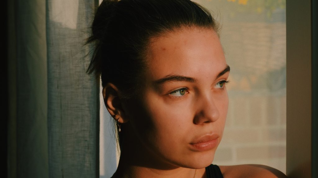 Žena má akné pri menštruácii