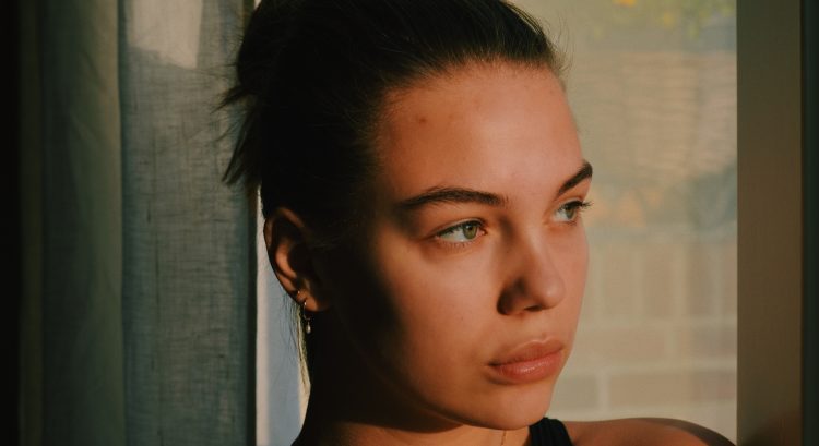Žena má akné pri menštruácii