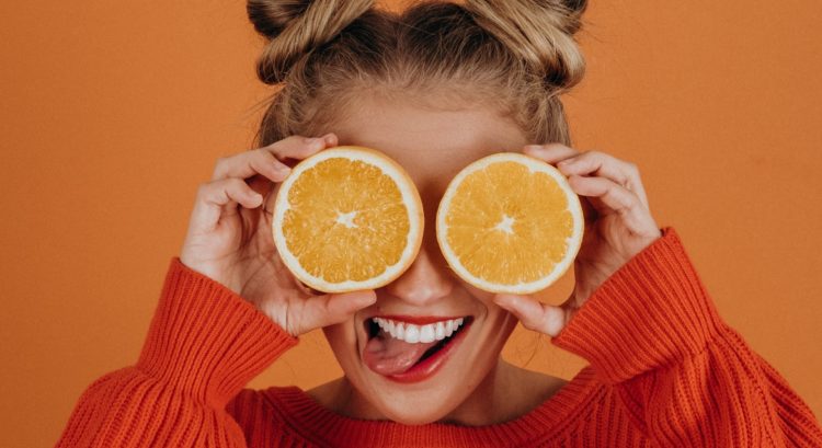 Žena prijíma vitamíny a minerály