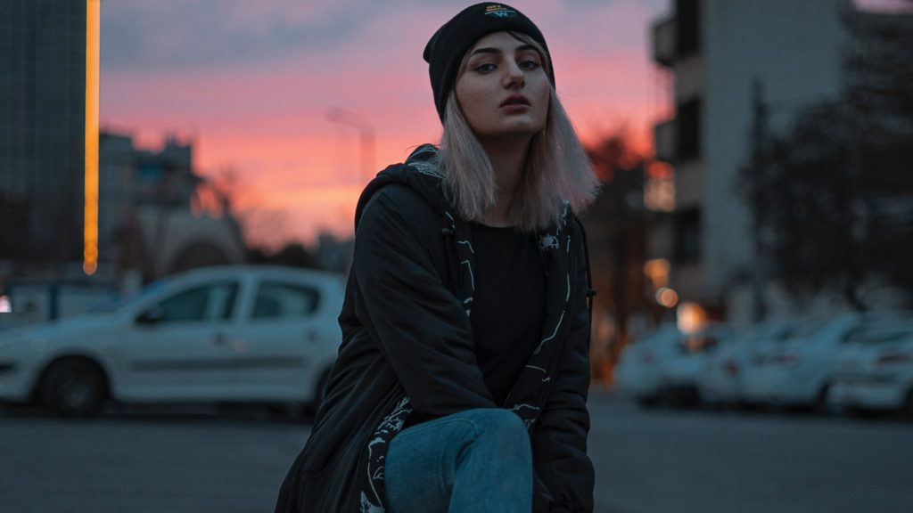 dievča s čiapkou na hlave