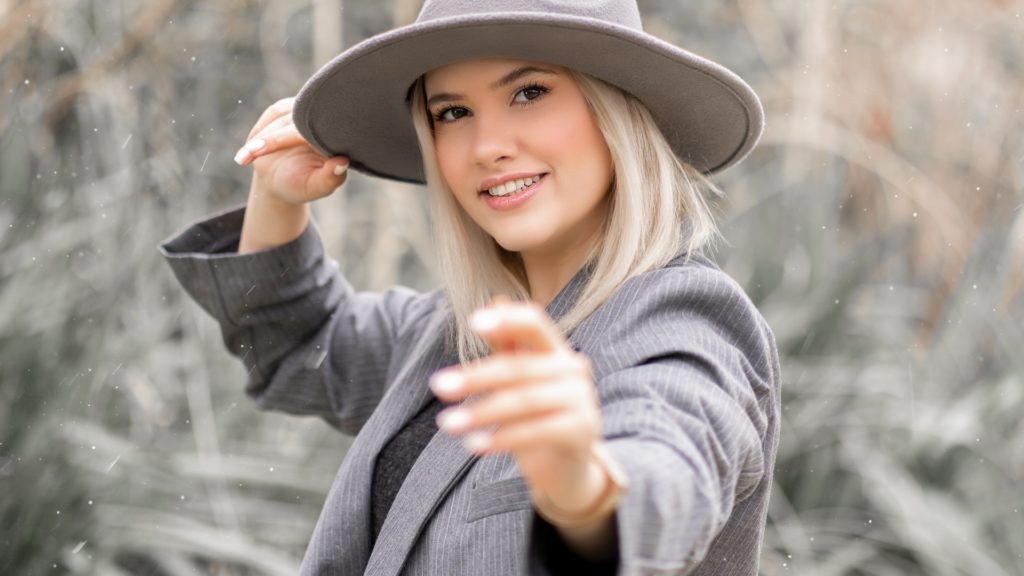 dievča s klobúkom