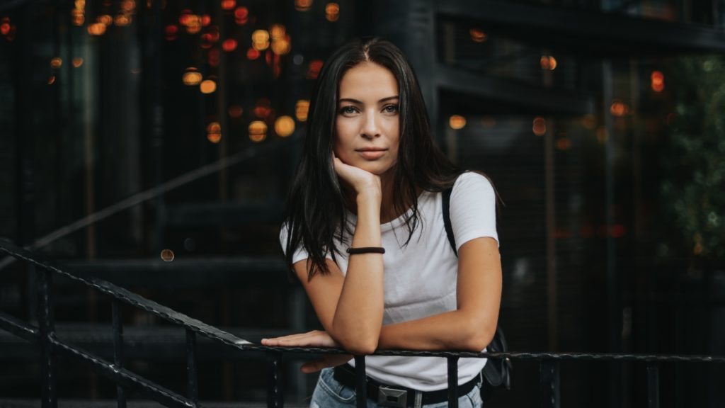 dievča sa drží zábradlia