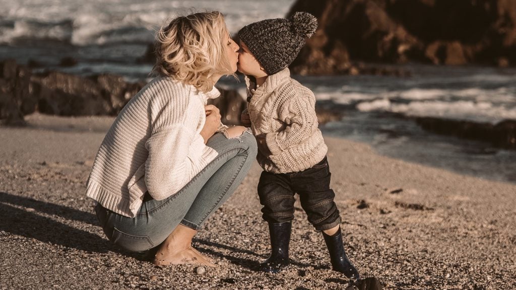 Mama s dieťaťom na pláži