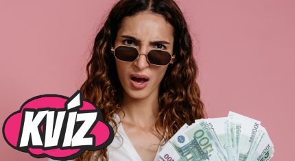 Žena s peniazmi v rukách