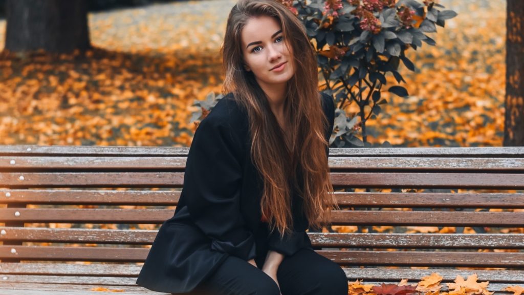 dievča sedí na lavičke