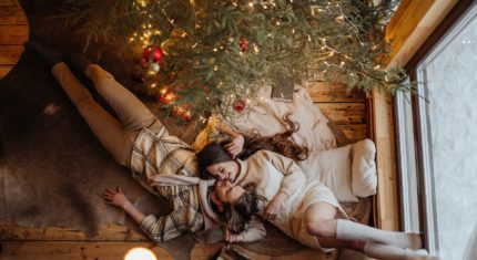 Pár pod stromčekom