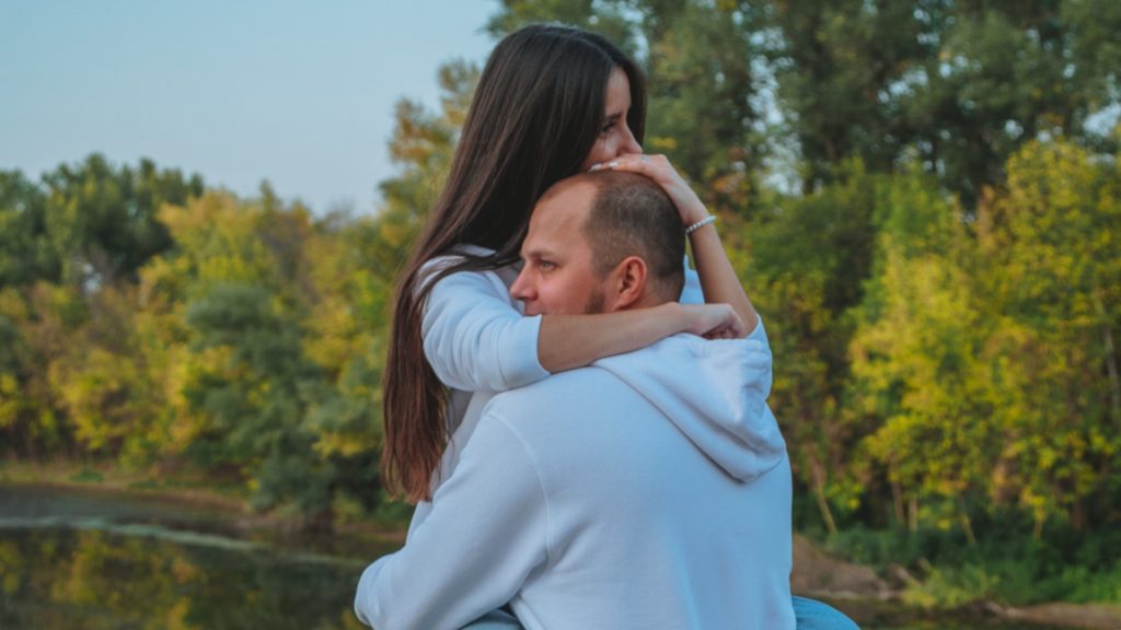 Žena objíma muža