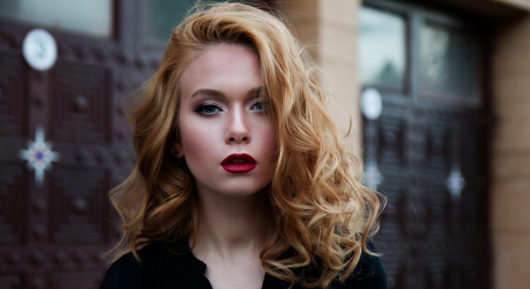 Ryšavá žena