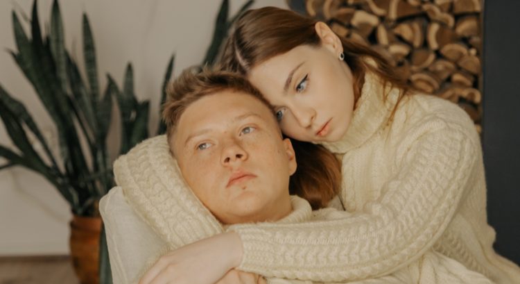 Žena objíma muža
