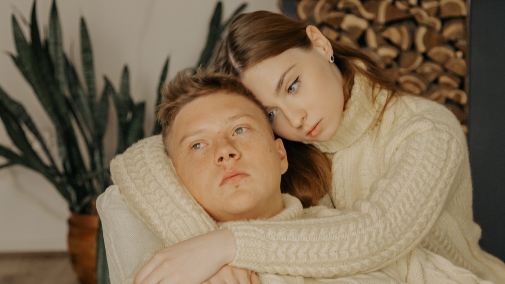 Žena objíma muža
