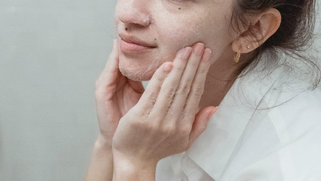 Žena si čistí pleť