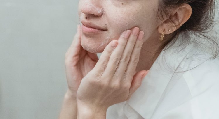 Žena si čistí pleť
