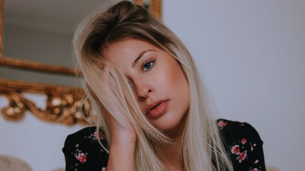 Zamyslená blondínka