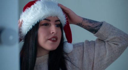 dievča s mikulášskou čiapkou si čítala horoskop
