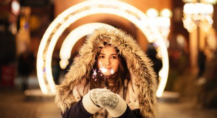 dievča s prskavkou oslavuje že uspeje v práci