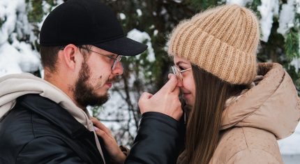 Muž hladká ženu po nose