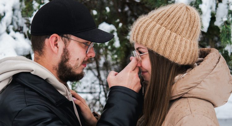 Muž hladká ženu po nose
