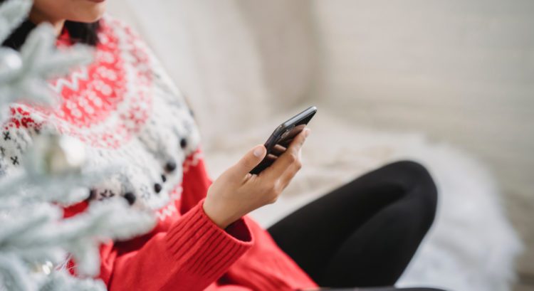 Žena číta vianočné prianie na mobile