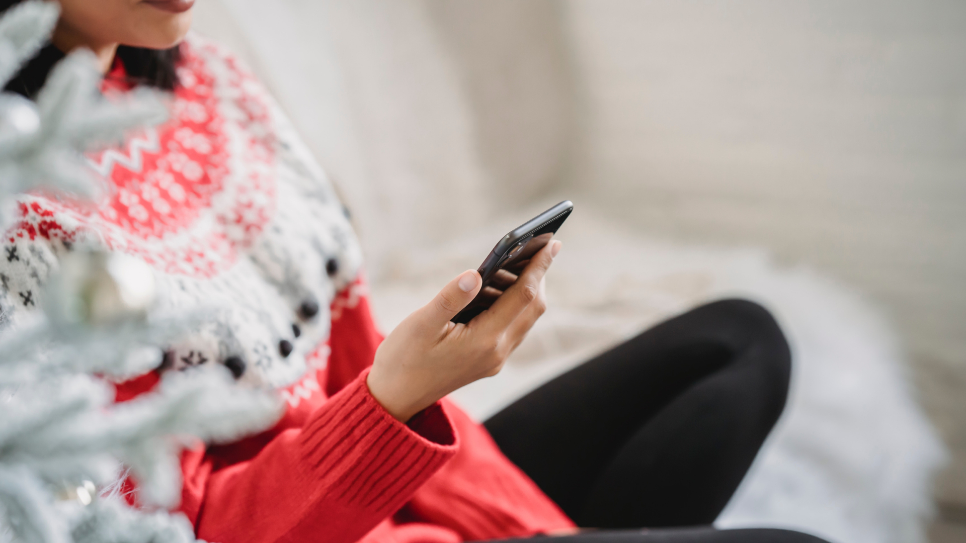 Žena číta vianočné prianie na mobile