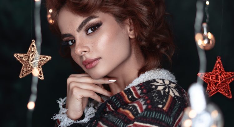 žena medzi žiarovkami