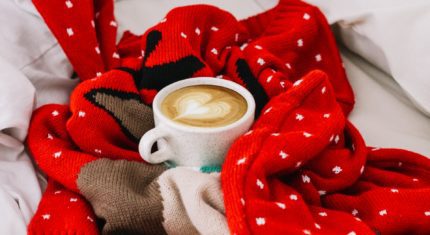 káva zabalená vo svetri