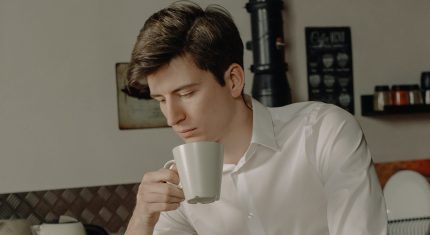 Muž drží hrnček