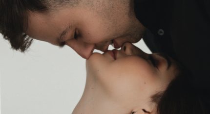 Pár si dáva bozk, majú vážny vzťah
