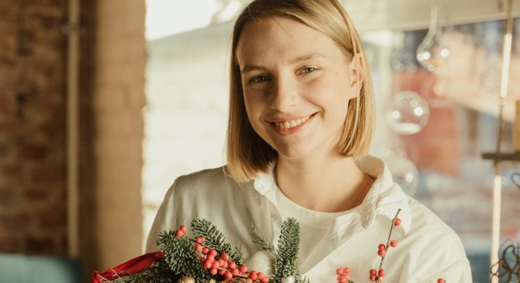 Žena drží v ruke veniec