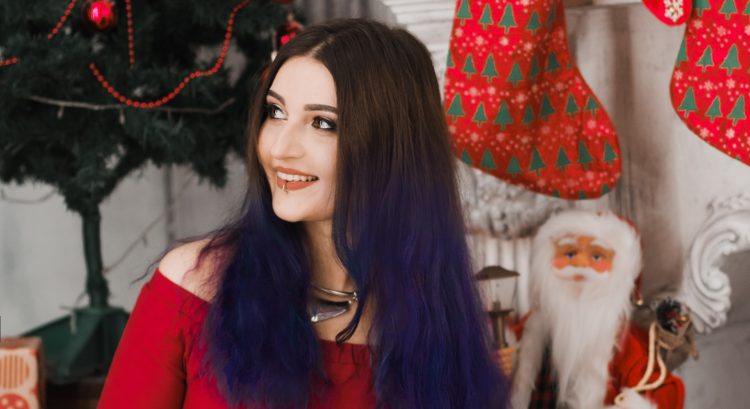 Žena s farebnými vlasmi pri stromčeku