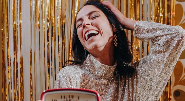 Žena oslavuje Silvester