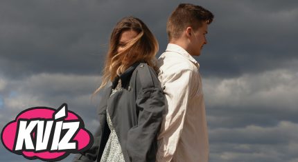 Muž a žena stoja chrbtom k sebe