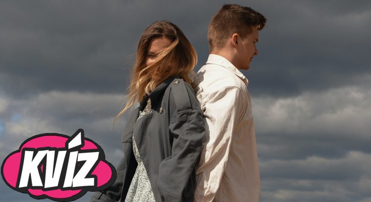 Muž a žena stoja chrbtom k sebe