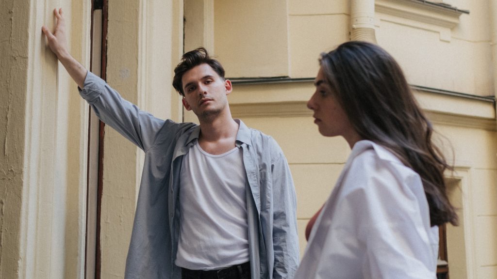 Partner a partnerka na balkóne
