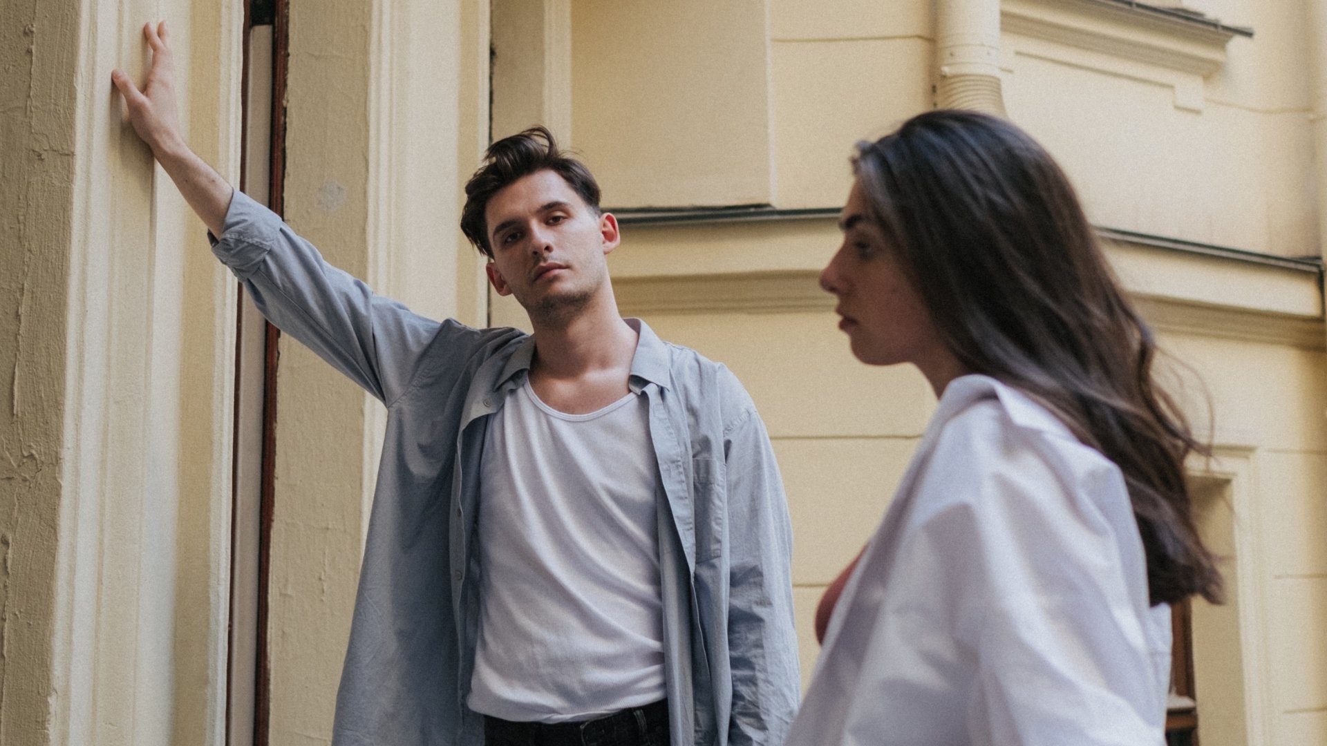 Partner a partnerka na balkóne