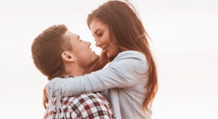 pár sa na seba pozerá