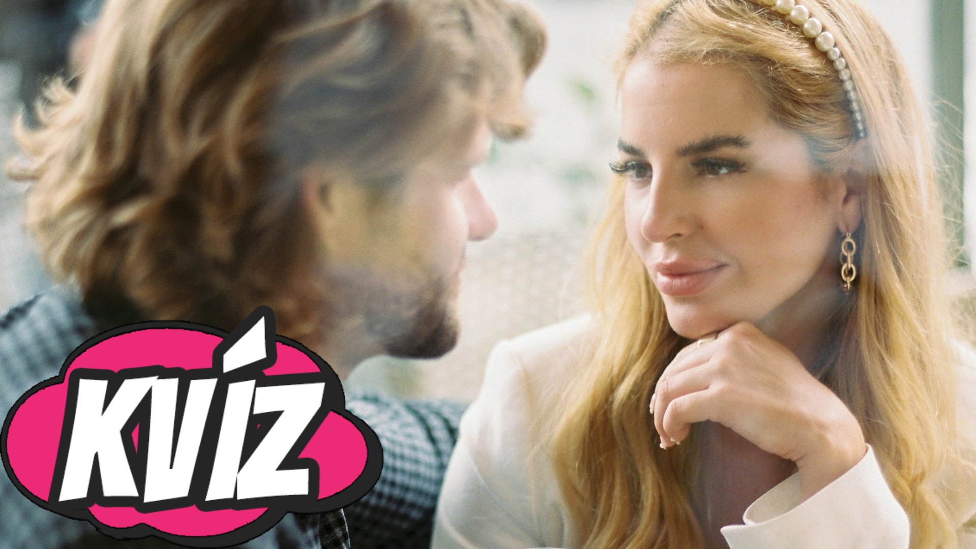 Žena sa pozerá na muža, chce mať s ním vážny vzťah