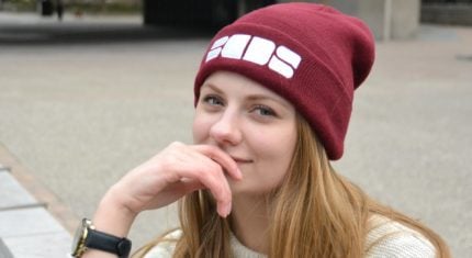 Spokojná žena v čiapke