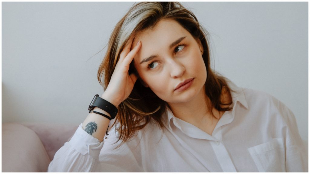 Žena premýšľa, nebaví ju jej práca