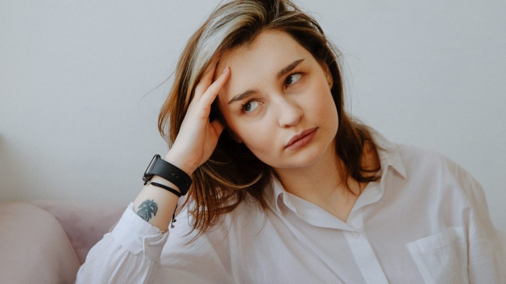 Žena premýšľa, nebaví ju jej práca