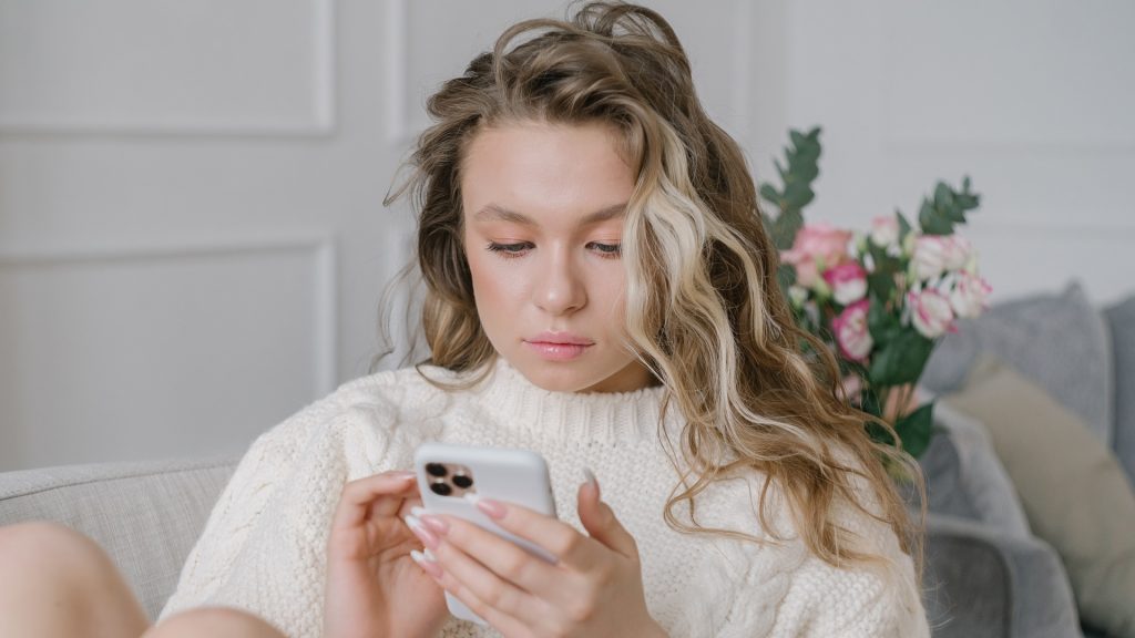 Žena sa hrá na mobile