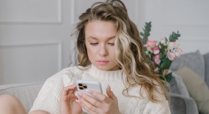 Žena sa hrá na mobile