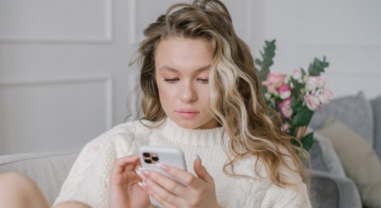 Žena sa hrá na mobile