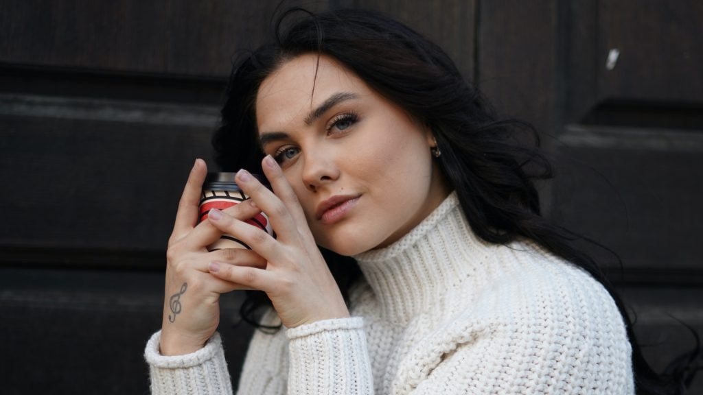 Žena v bielom svetri