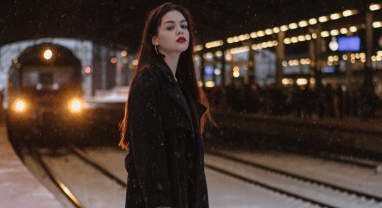 Žena na vlakovej stanici
