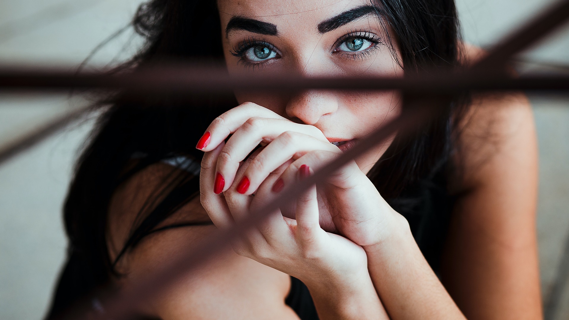 Žena má červené nechty