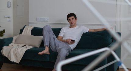 Muž nepomáha