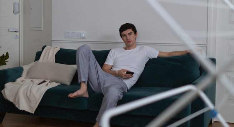 Muž nepomáha
