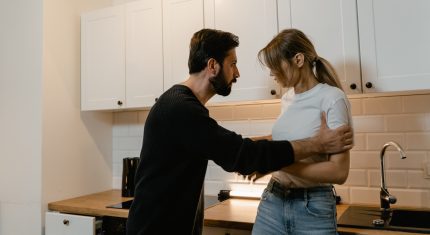 Muž drží ženu za ruky