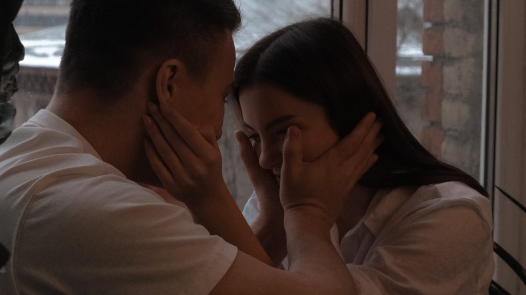 Muž a žena sa držia za tváre - fázy vzťahu